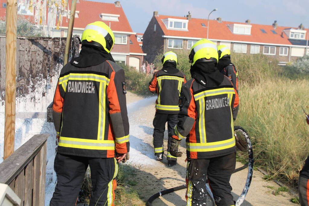 Schutting van woning vat vlam