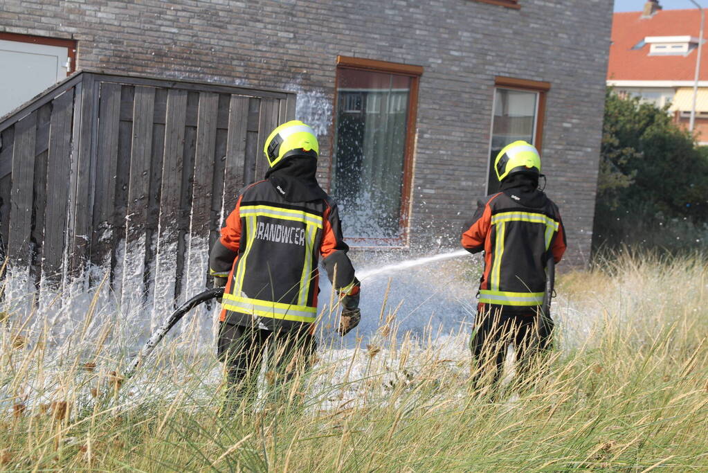 Schutting van woning vat vlam