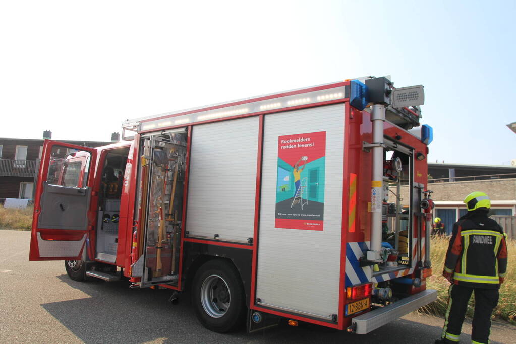 Schutting van woning vat vlam