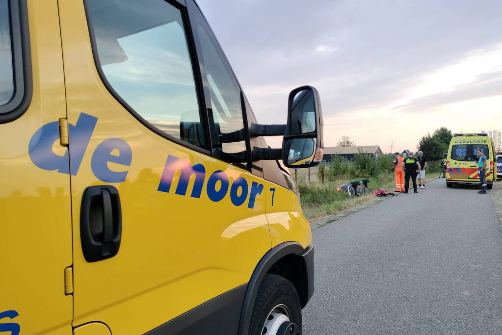 Auto belandt in greppel bij eenzijdig ongeval