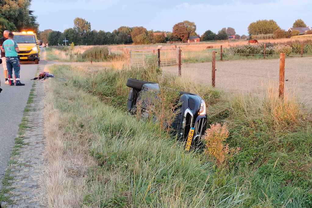 Auto belandt in greppel bij eenzijdig ongeval