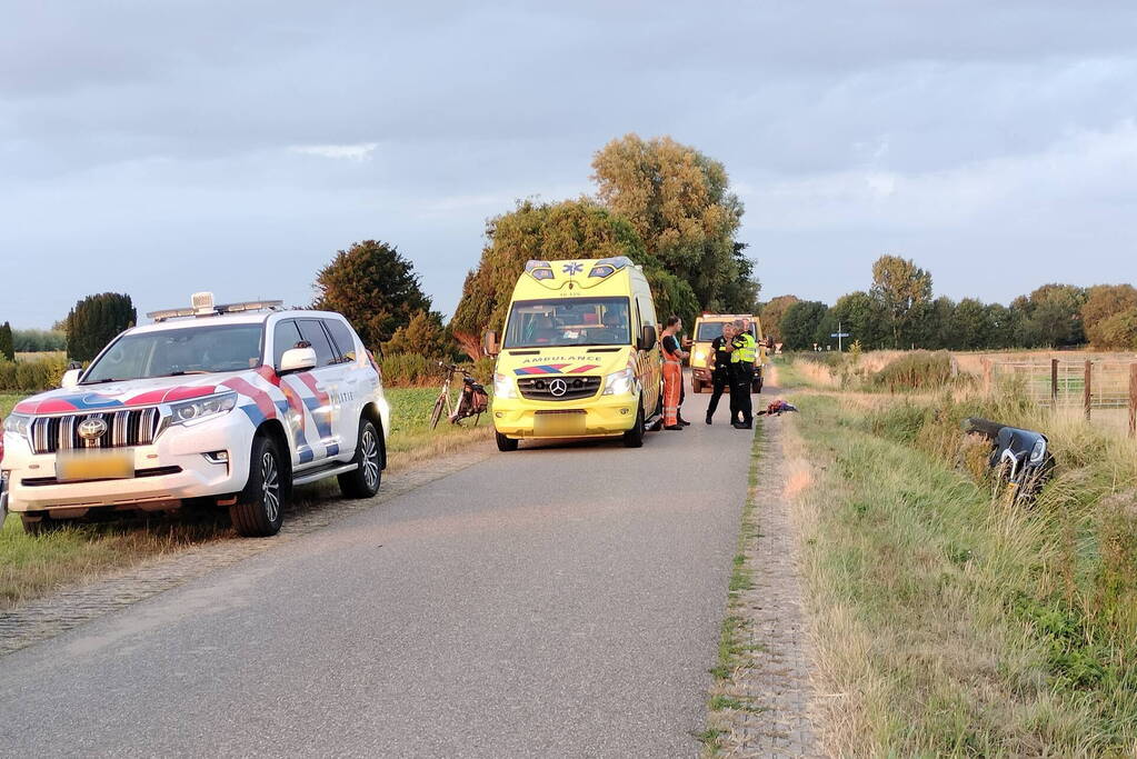 Auto belandt in greppel bij eenzijdig ongeval