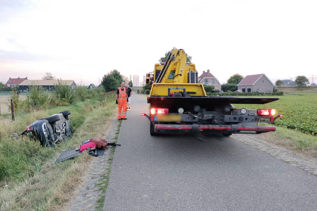 Auto belandt in greppel bij eenzijdig ongeval