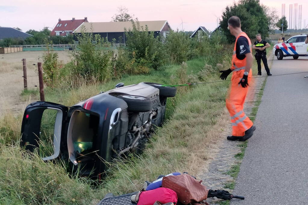 Auto belandt in greppel bij eenzijdig ongeval