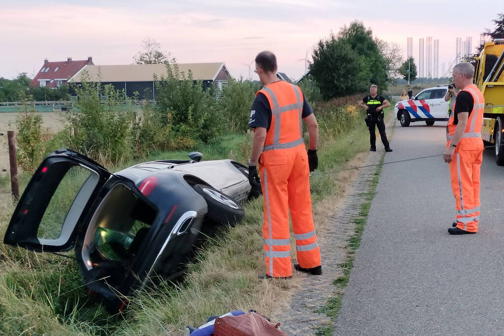 Auto belandt in greppel bij eenzijdig ongeval