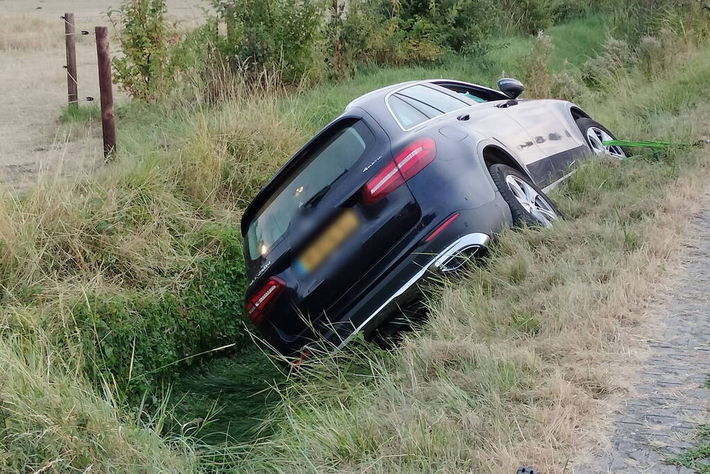 Auto belandt in greppel bij eenzijdig ongeval