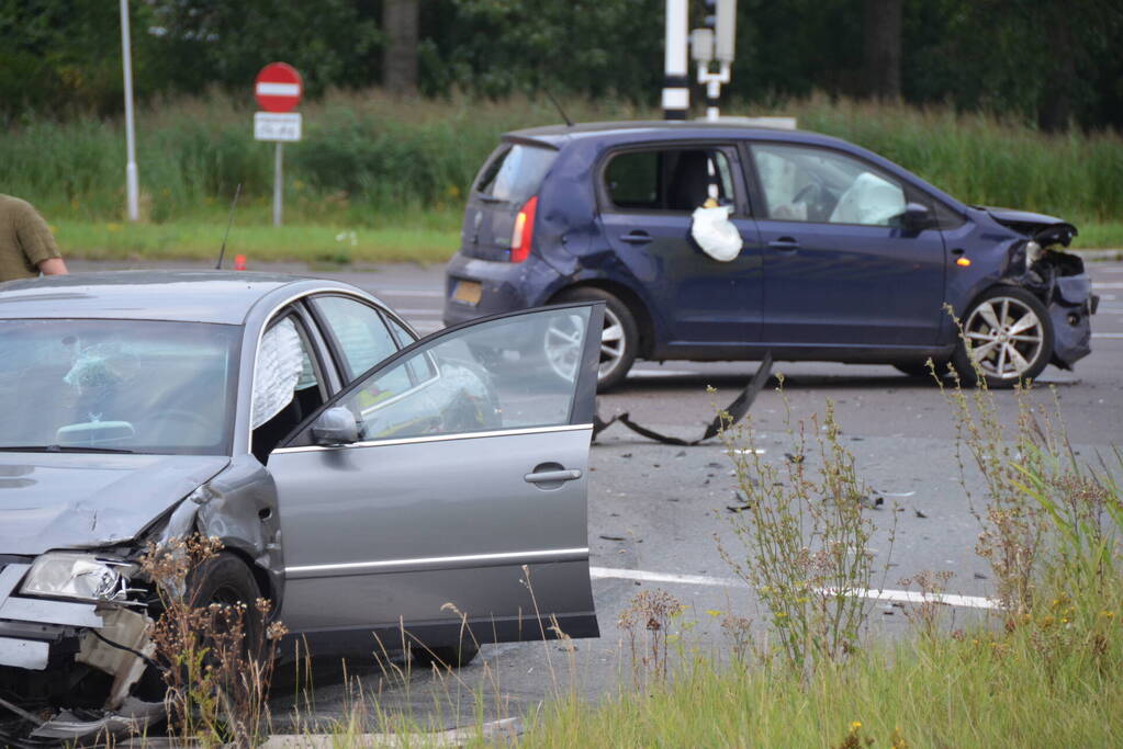 Gewonde en flinke schade na botsing op kruising