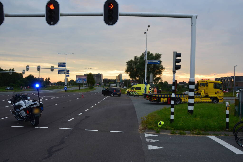 Gewonde en flinke schade na botsing op kruising