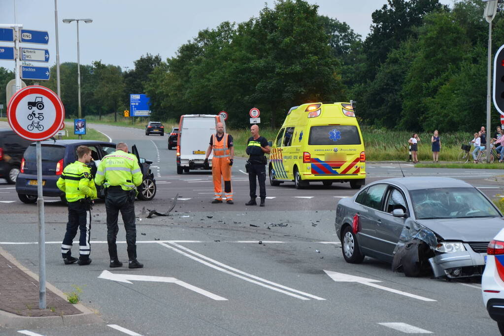 Gewonde en flinke schade na botsing op kruising