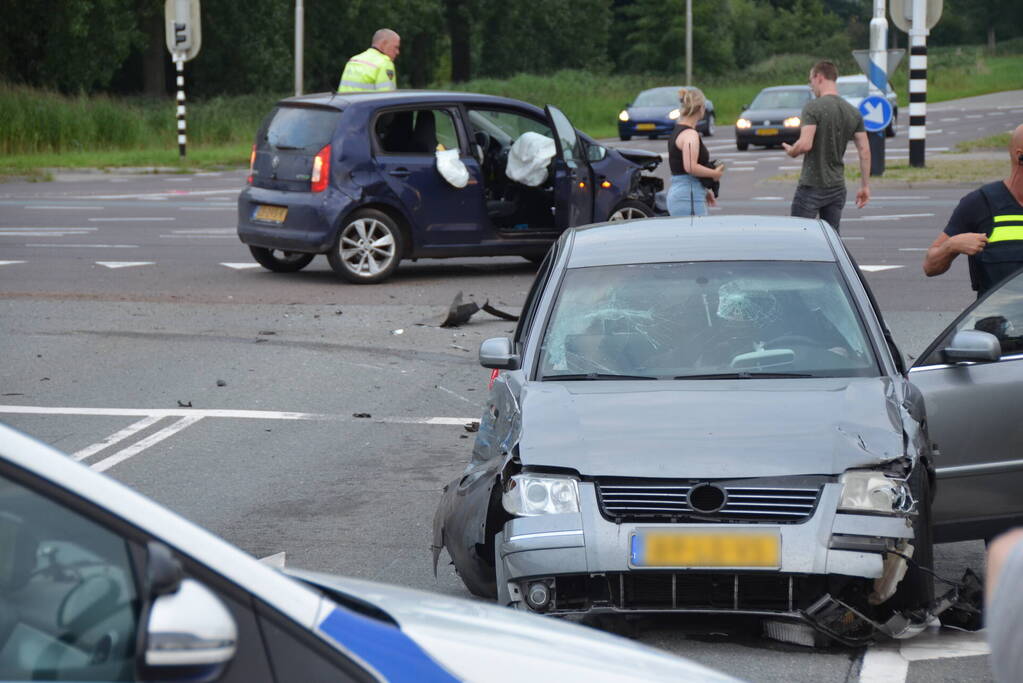 Gewonde en flinke schade na botsing op kruising