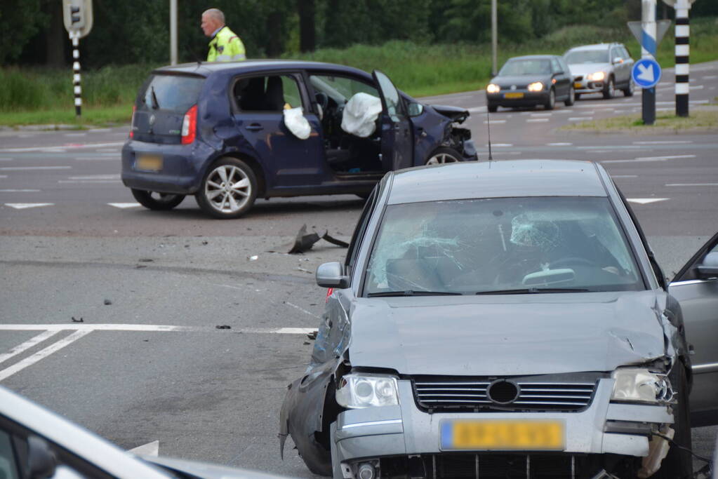 Gewonde en flinke schade na botsing op kruising