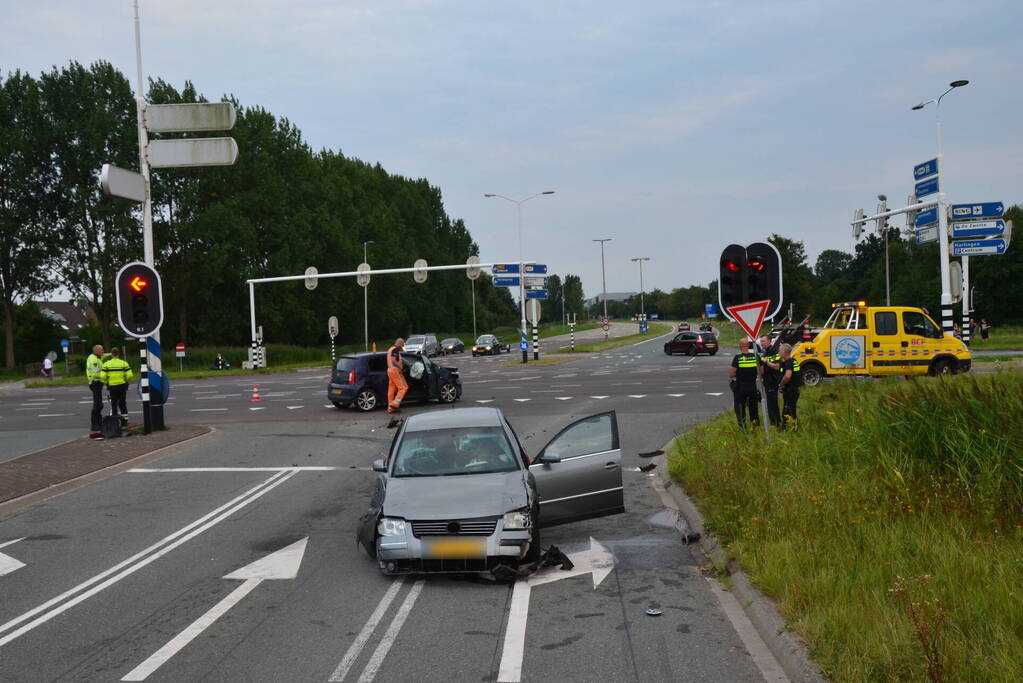 Gewonde en flinke schade na botsing op kruising
