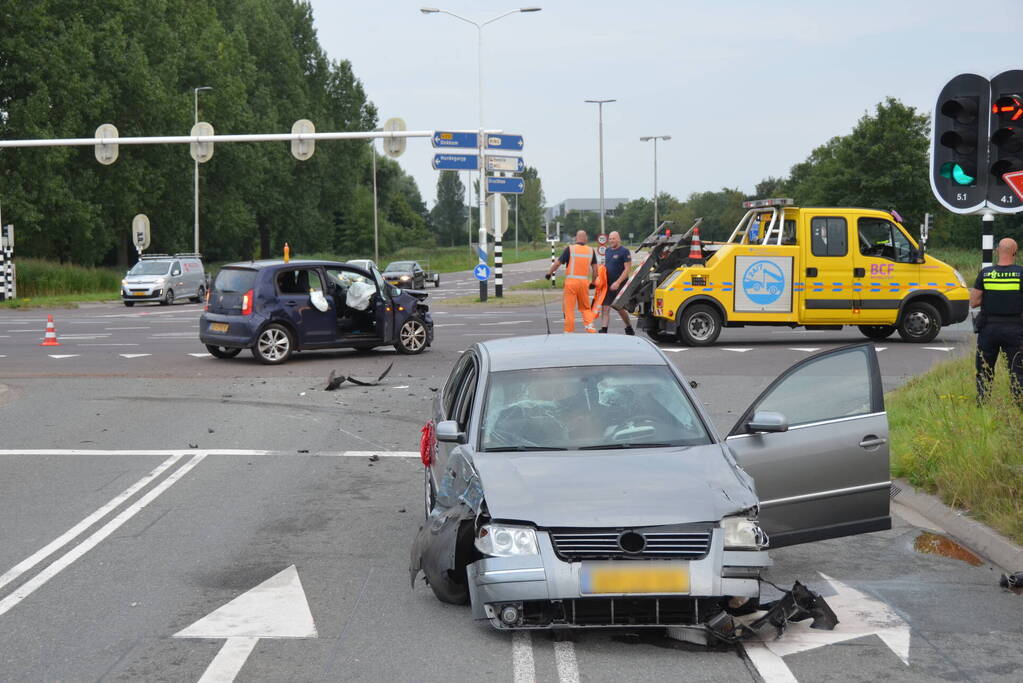 Gewonde en flinke schade na botsing op kruising