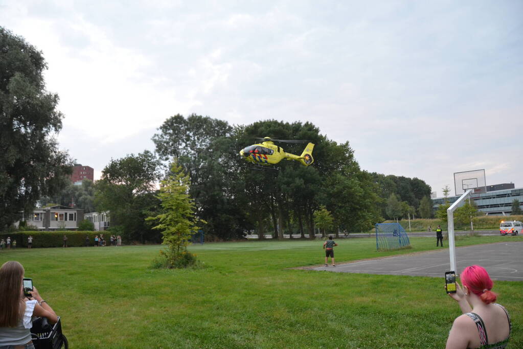 Twee overleden personen aangetroffen bij flatgebouw