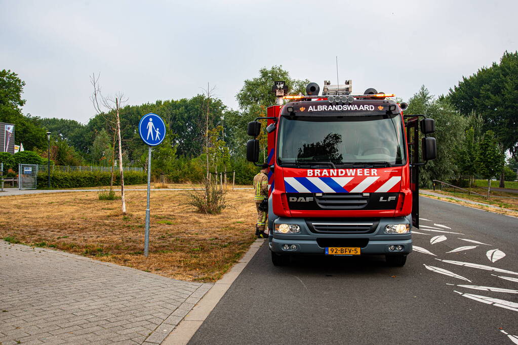 Brandweer doet onderzoek naar afgaan brandalarm in zwembad Albrandswaard