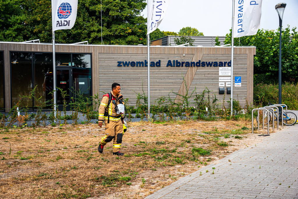 Brandweer doet onderzoek naar afgaan brandalarm in zwembad Albrandswaard