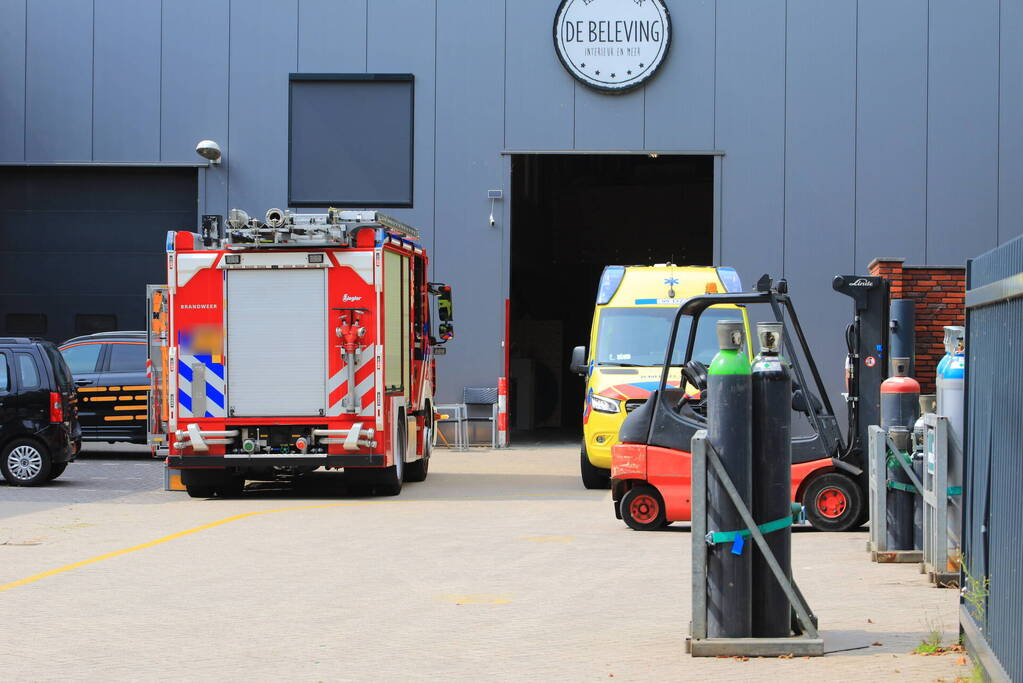 Vrouw gewond bij meubelmaker De Beleving