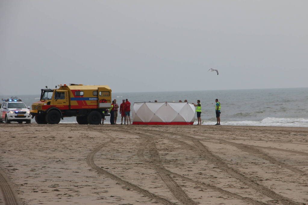 Persoon overleden bij incident op strand