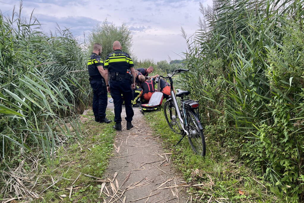 Brandweer redt kind uit veerooster