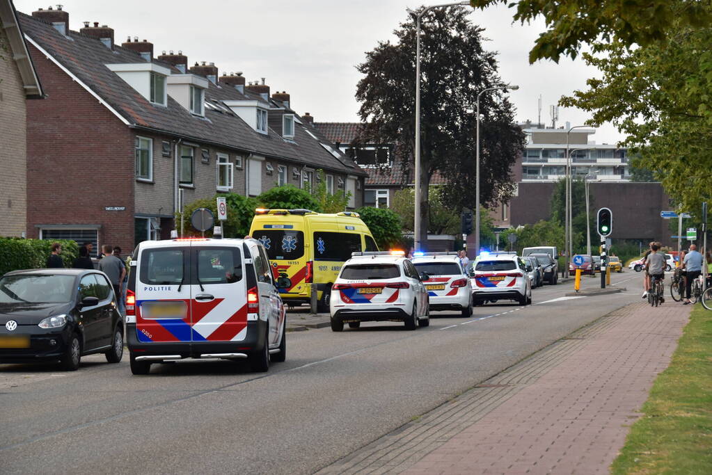 Ongeval tussen snorscooter en twee personenauto's