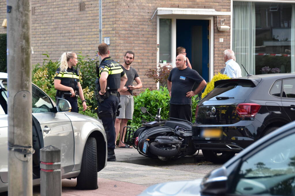 Ongeval tussen snorscooter en twee personenauto's