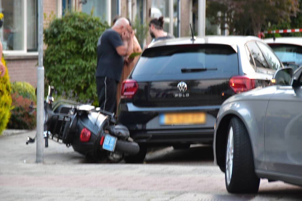 Ongeval tussen snorscooter en twee personenauto's