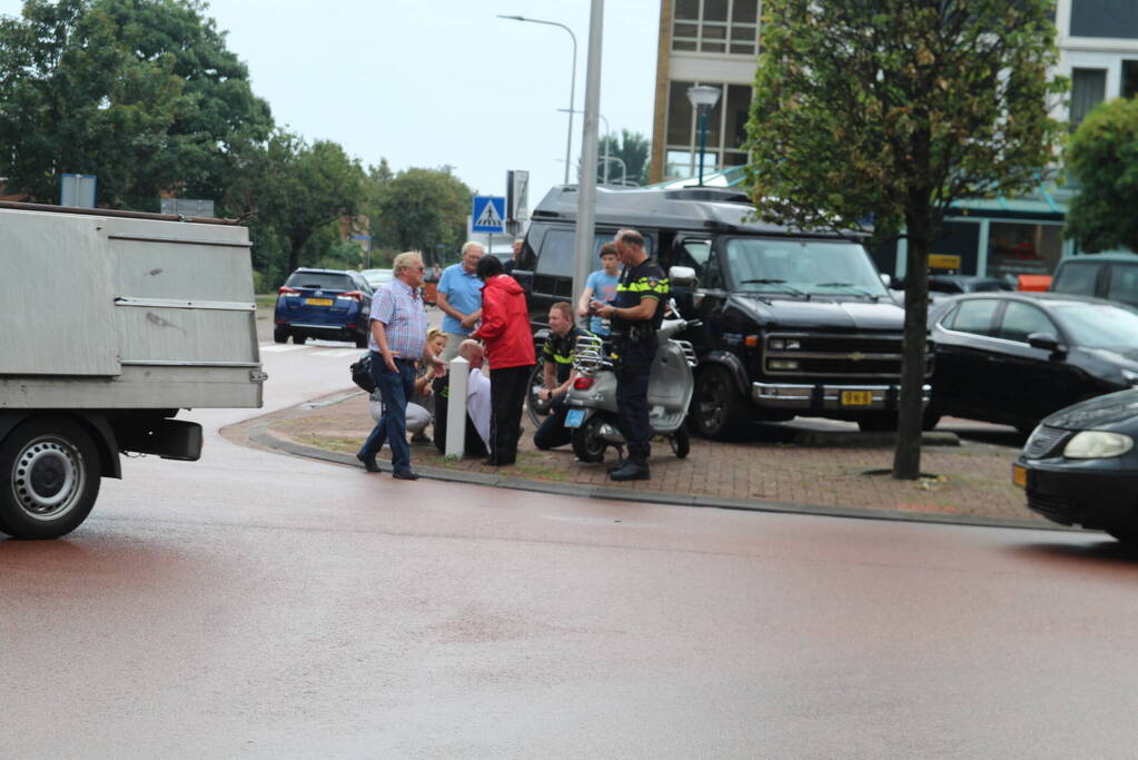 Scooterrijder gaat onderuit op spekglad wegdek