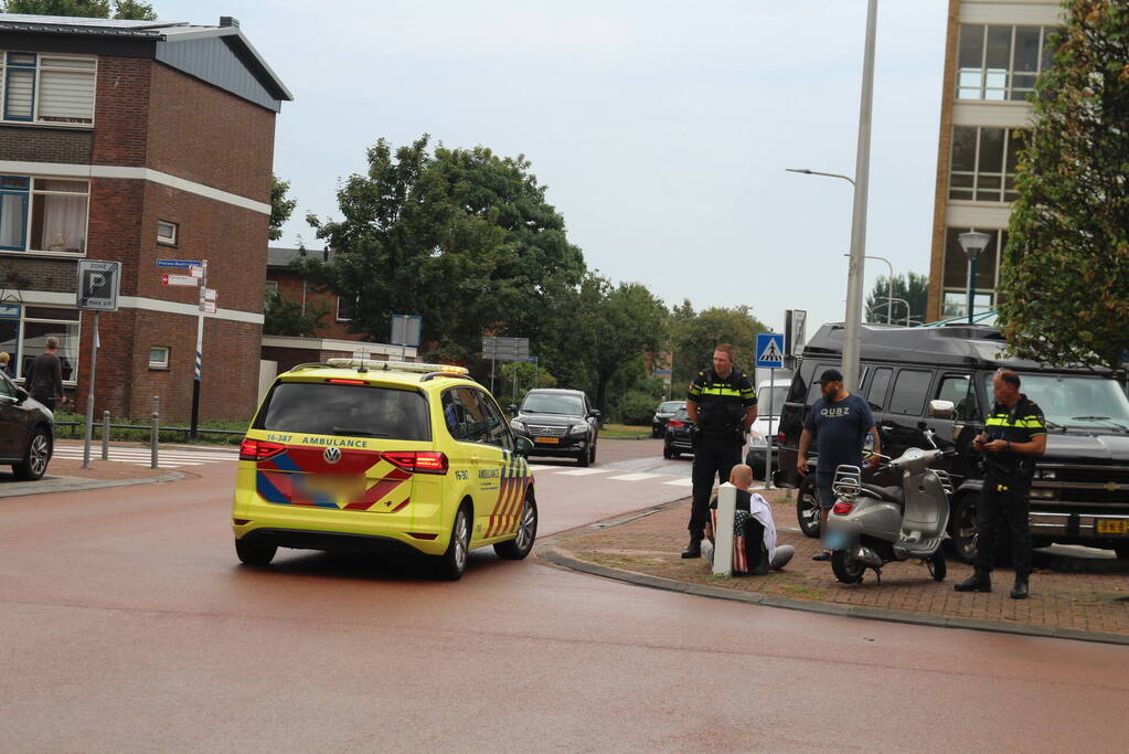 Scooterrijder gaat onderuit op spekglad wegdek