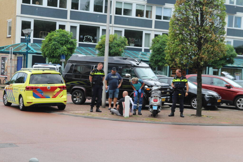 Scooterrijder gaat onderuit op spekglad wegdek