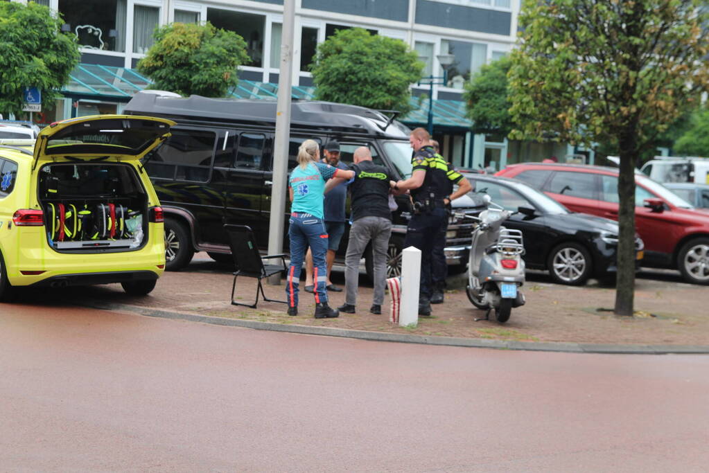 Scooterrijder gaat onderuit op spekglad wegdek