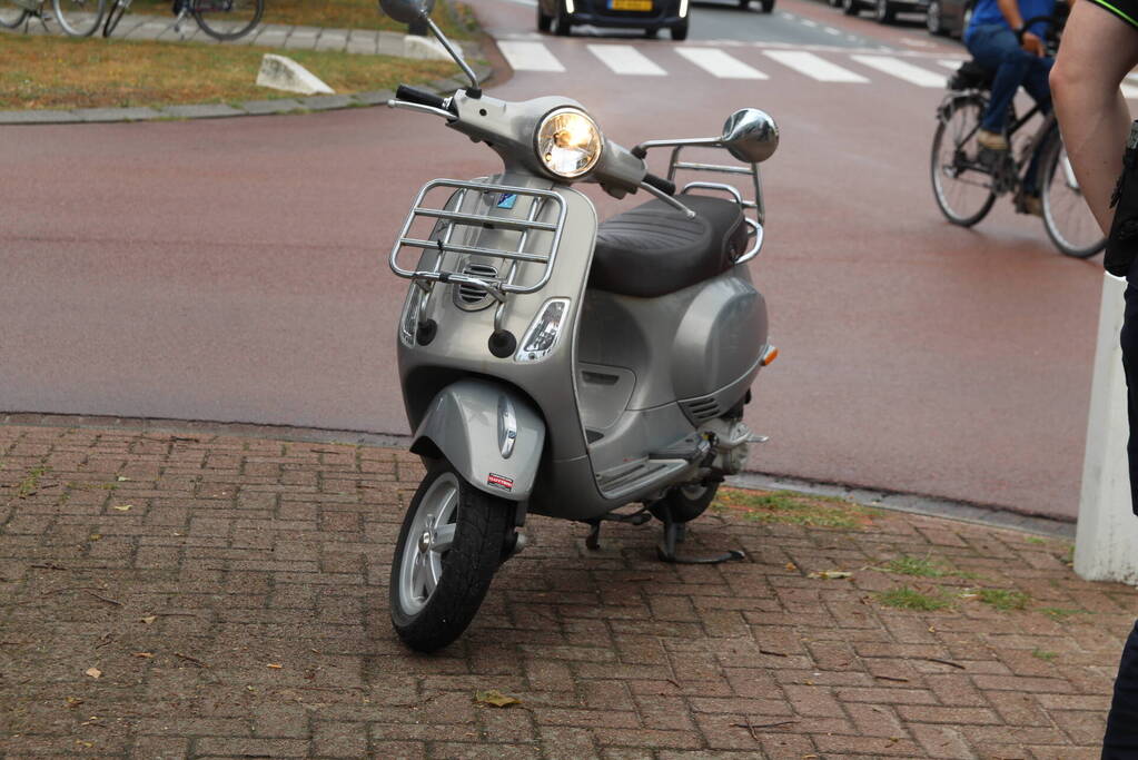 Scooterrijder gaat onderuit op spekglad wegdek