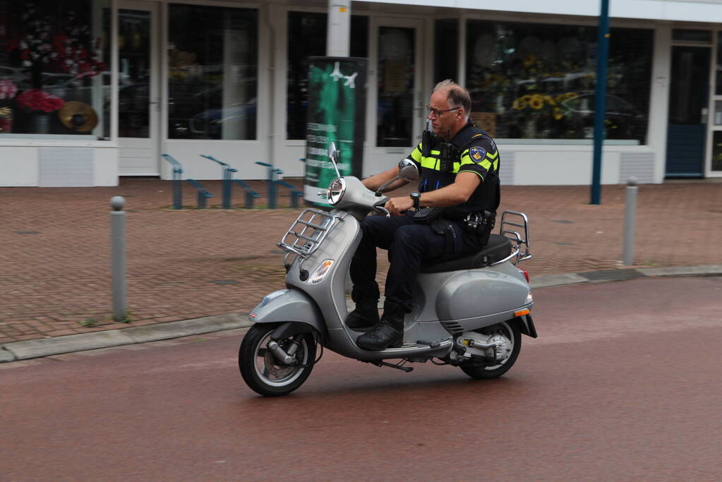 Scooterrijder gaat onderuit op spekglad wegdek