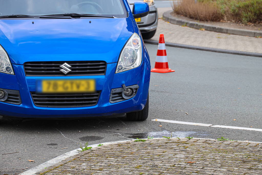Jonge scooterrijdster geschept door auto