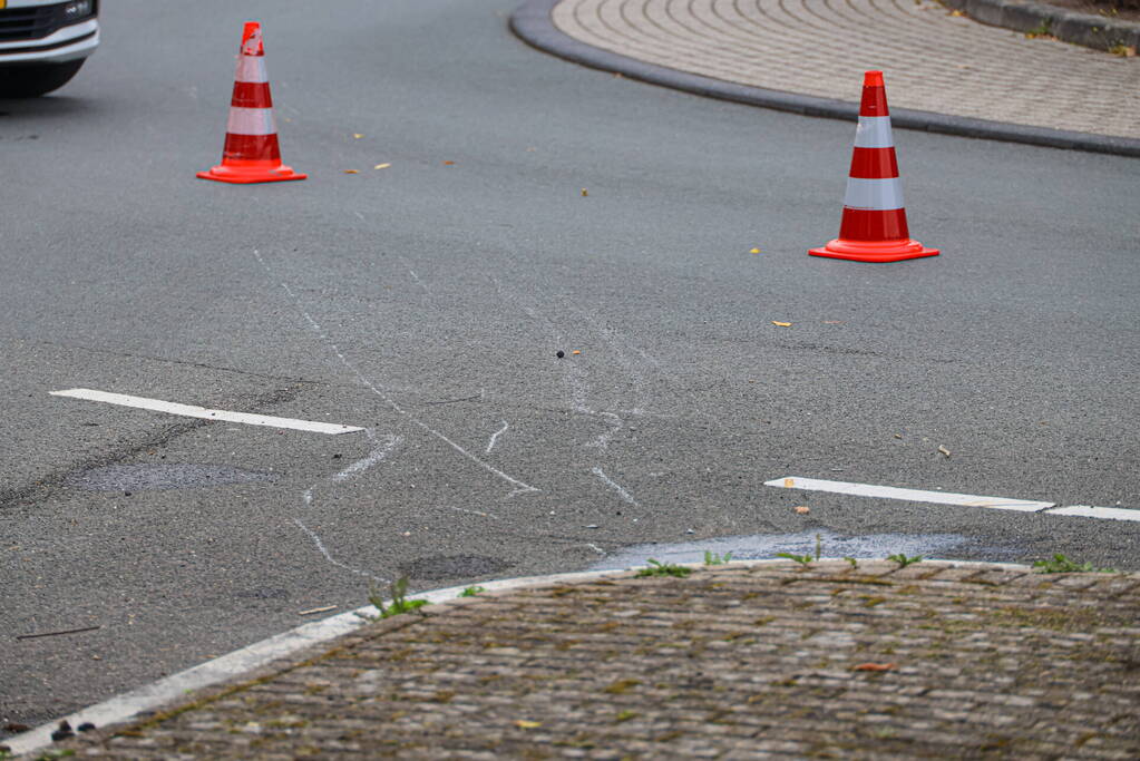 Jonge scooterrijdster geschept door auto
