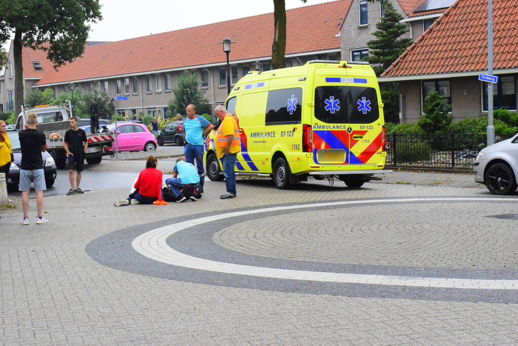 Vrouw op scooter gaat onderuit vanwege zomergladheid