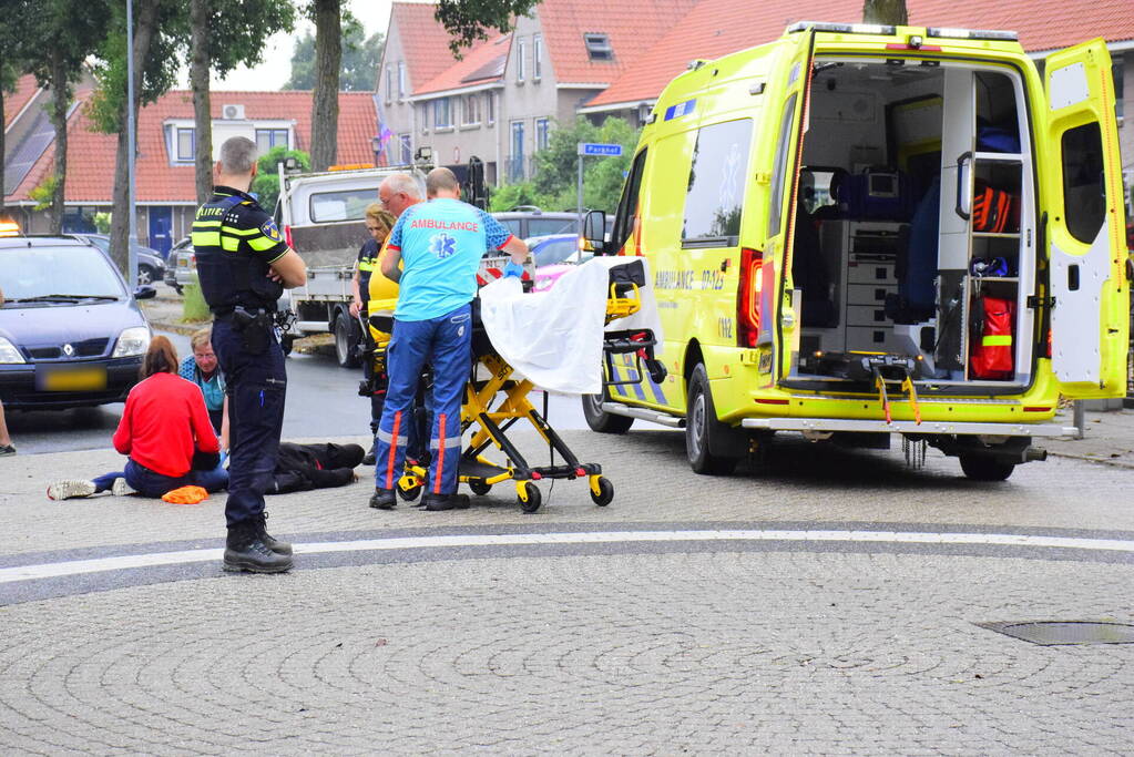 Vrouw op scooter gaat onderuit vanwege zomergladheid