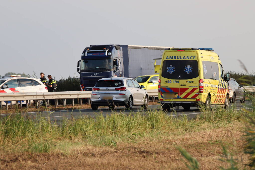 Lange file na verkeersongeval op snelweg