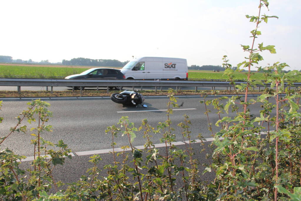 Lange file na verkeersongeval op snelweg