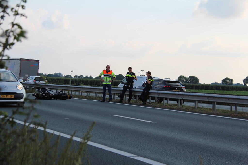 Lange file na verkeersongeval op snelweg