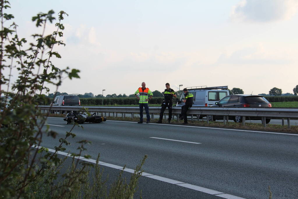 Lange file na verkeersongeval op snelweg