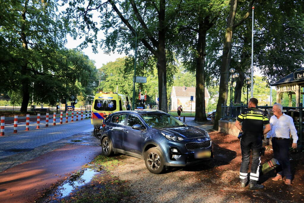 Automobilist klapt op paal voor Eethuys-Café De Generaal