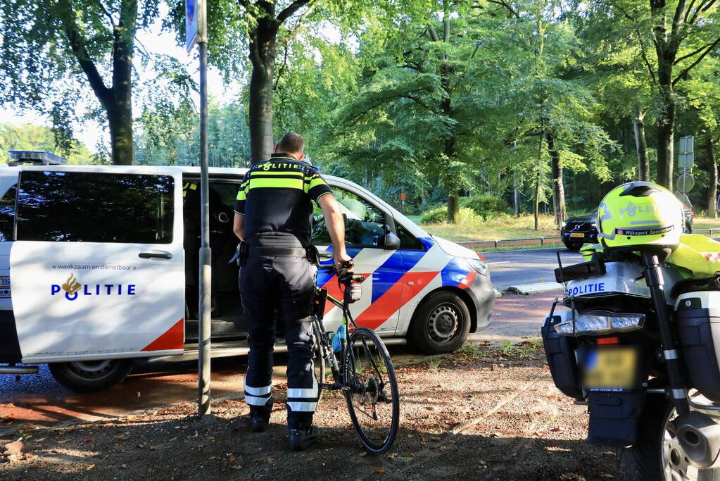 Automobilist klapt op paal voor Eethuys-Café De Generaal