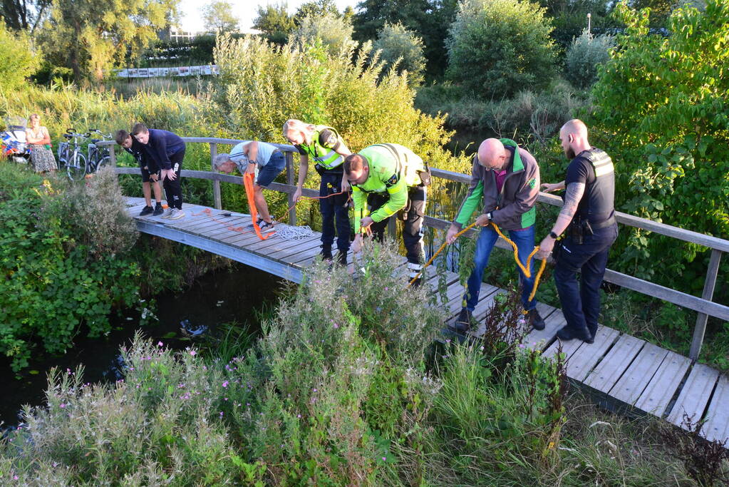 Man op scootmobiel rijdt vanaf brug het water in