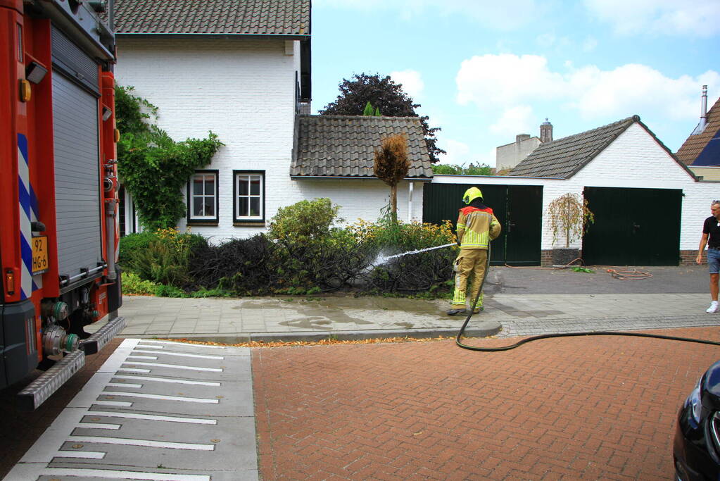 Bewoners blussen mee bij brand groenperk