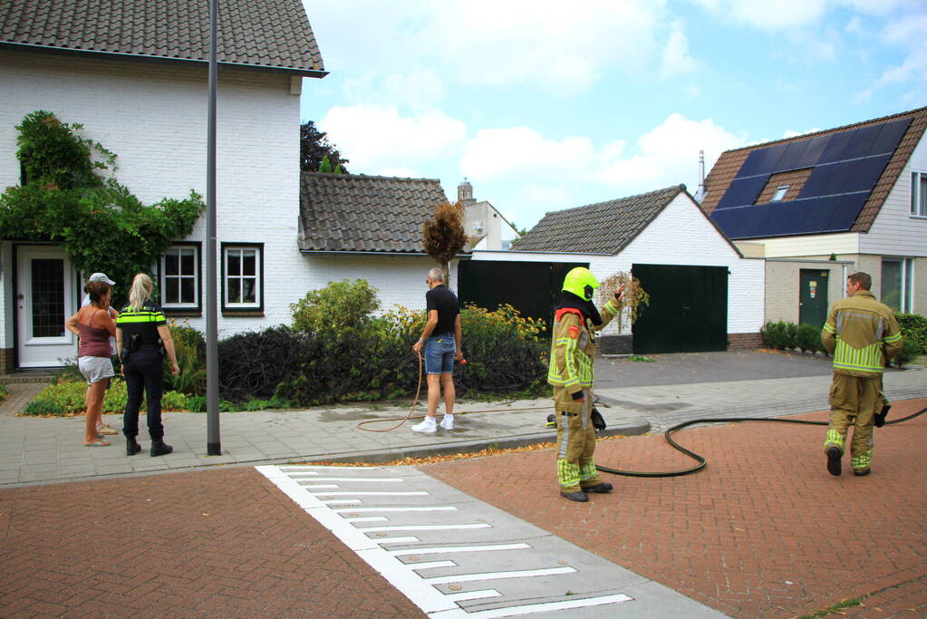 Bewoners blussen mee bij brand groenperk