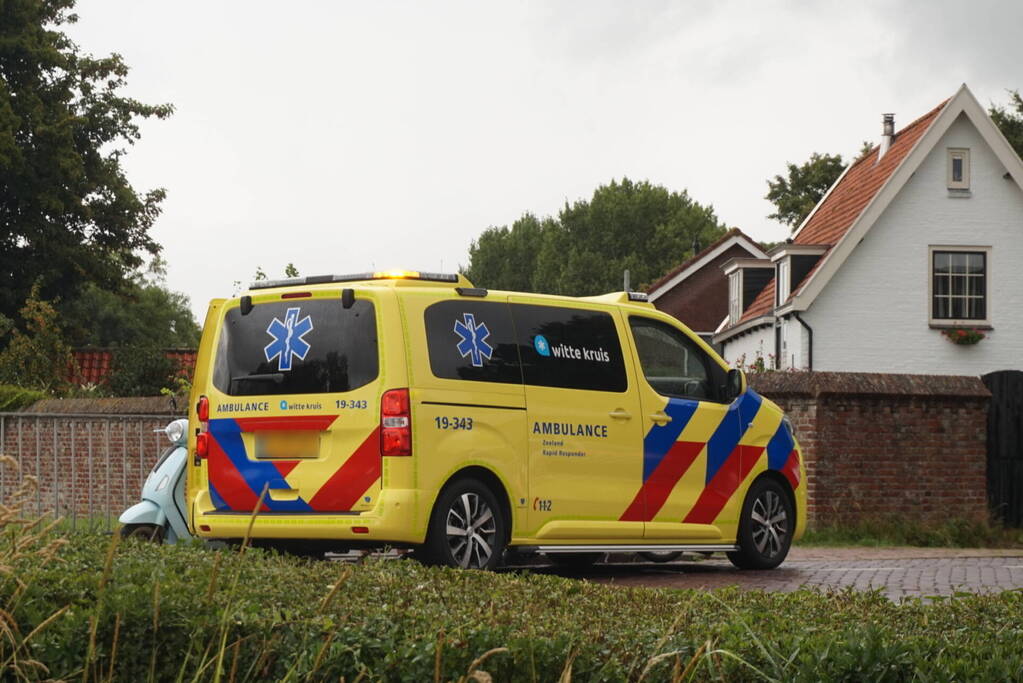 Scooterrijder gewond naar het ziekenhuis