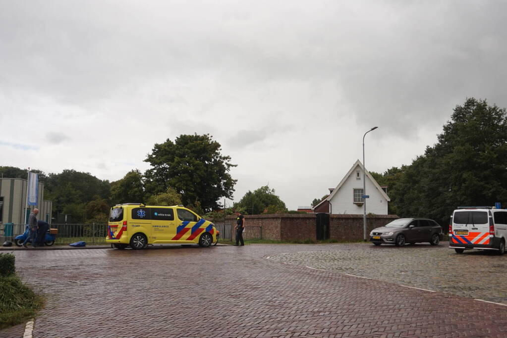 Scooterrijder gewond naar het ziekenhuis
