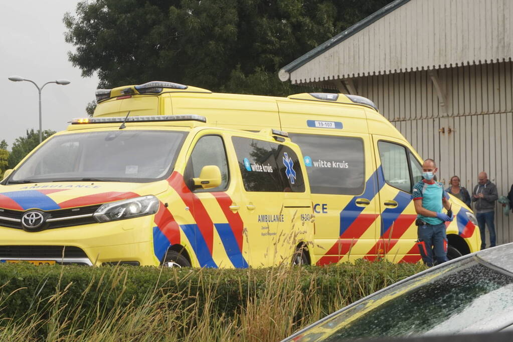 Scooterrijder gewond naar het ziekenhuis