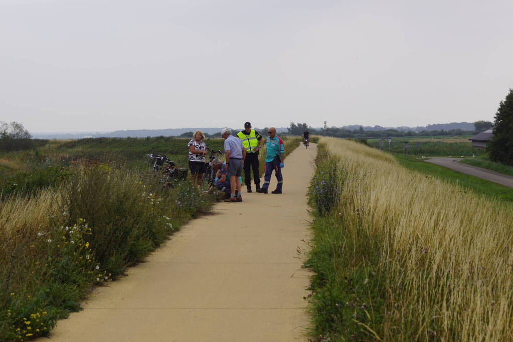 Vrouw door ambulancemedewerkers van dijk gedragen