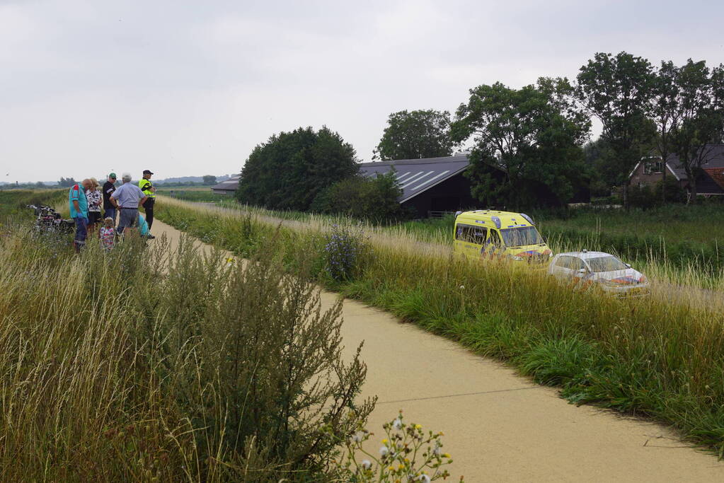 Vrouw door ambulancemedewerkers van dijk gedragen